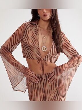 NWT Nasty Gal Chiffon Blurred Zebra Tie Front Fluted Sleeve Crop Top Size M 8